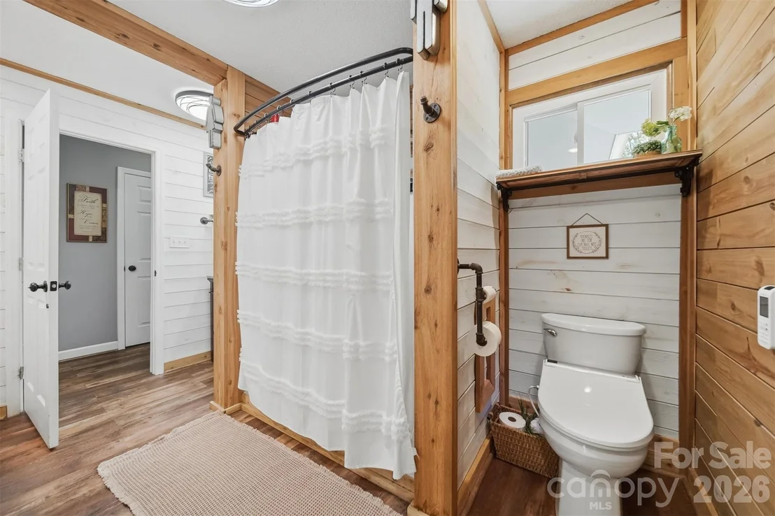 Photo of 2411 Robertson Lane