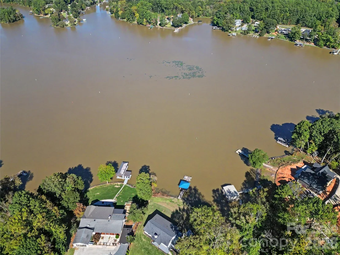 Photo of 3121 Lakeside Circle