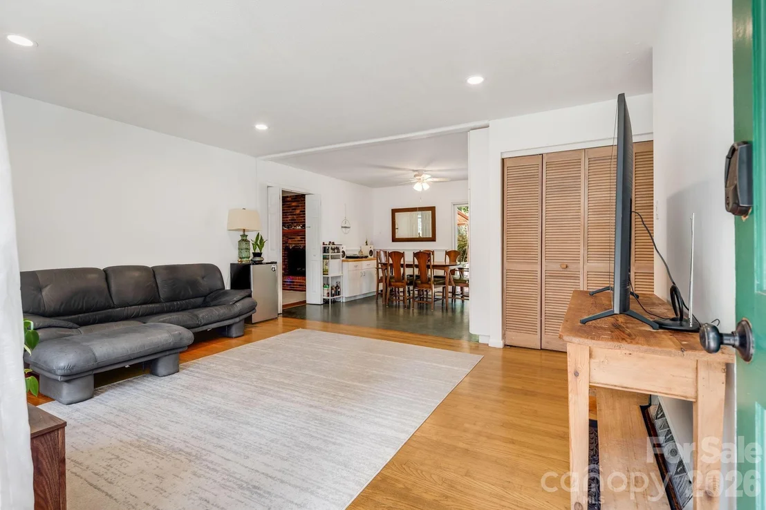Photo of 5 W Maple Drive