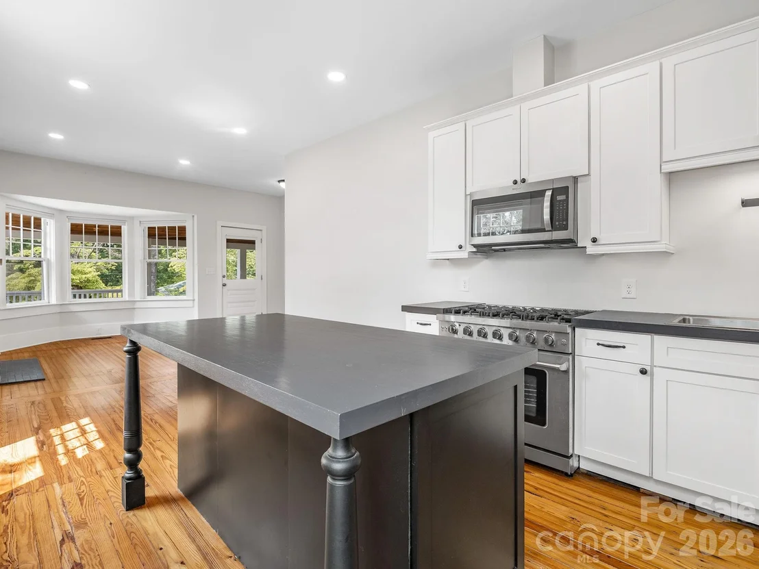 Photo of 143 Broadway Avenue