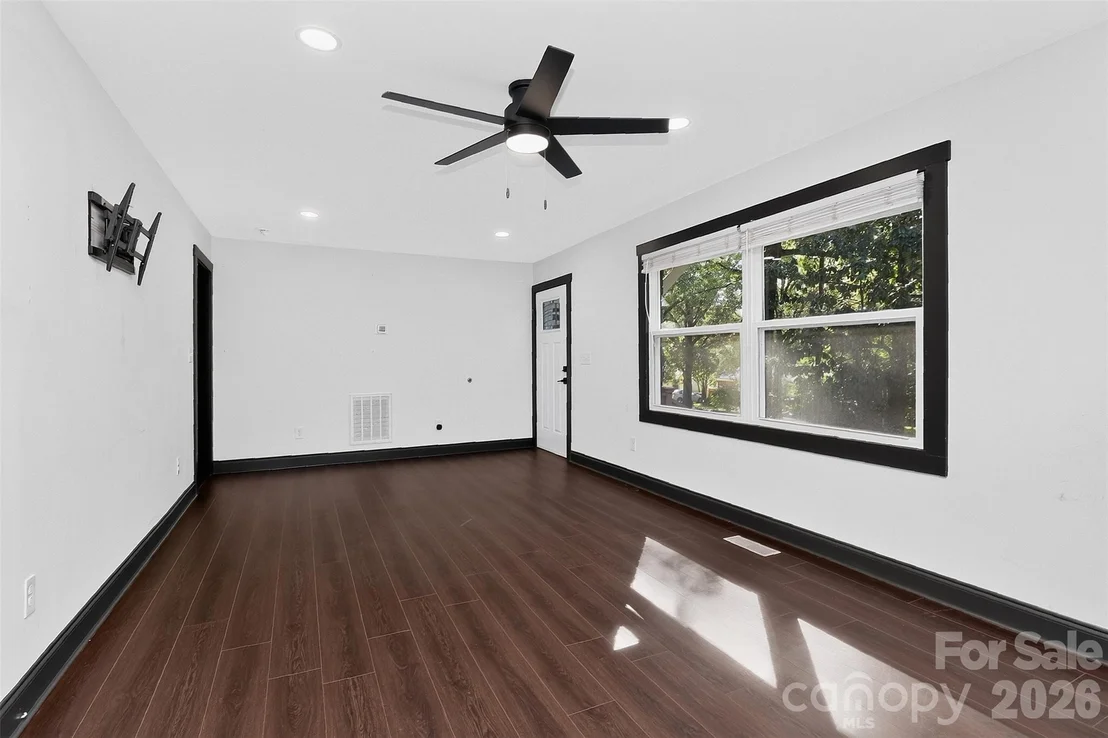 Photo of 2736 Royston Road