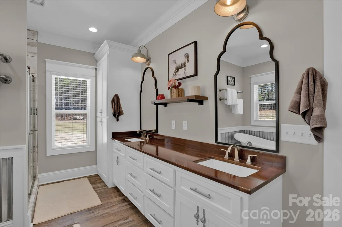 Photo of 2138 Lockhart Road