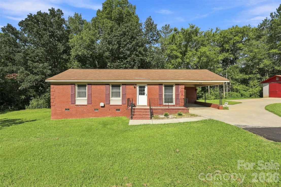 Photo of 728 Center Road