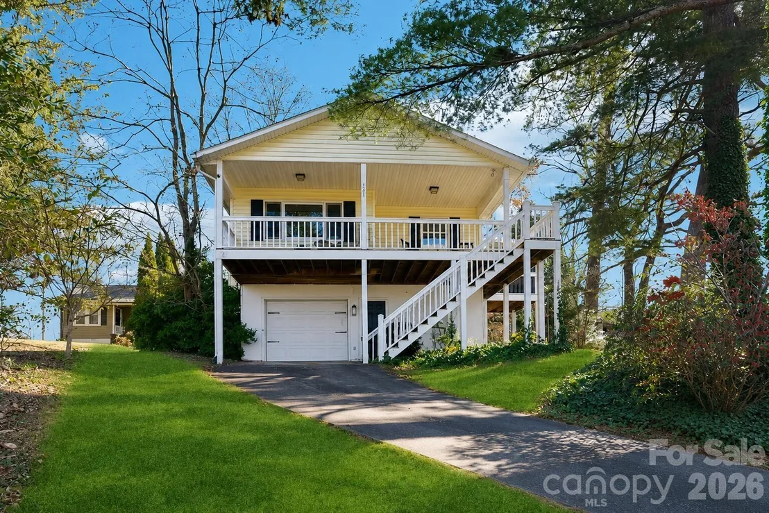 Photo of 121 Oak Terrace