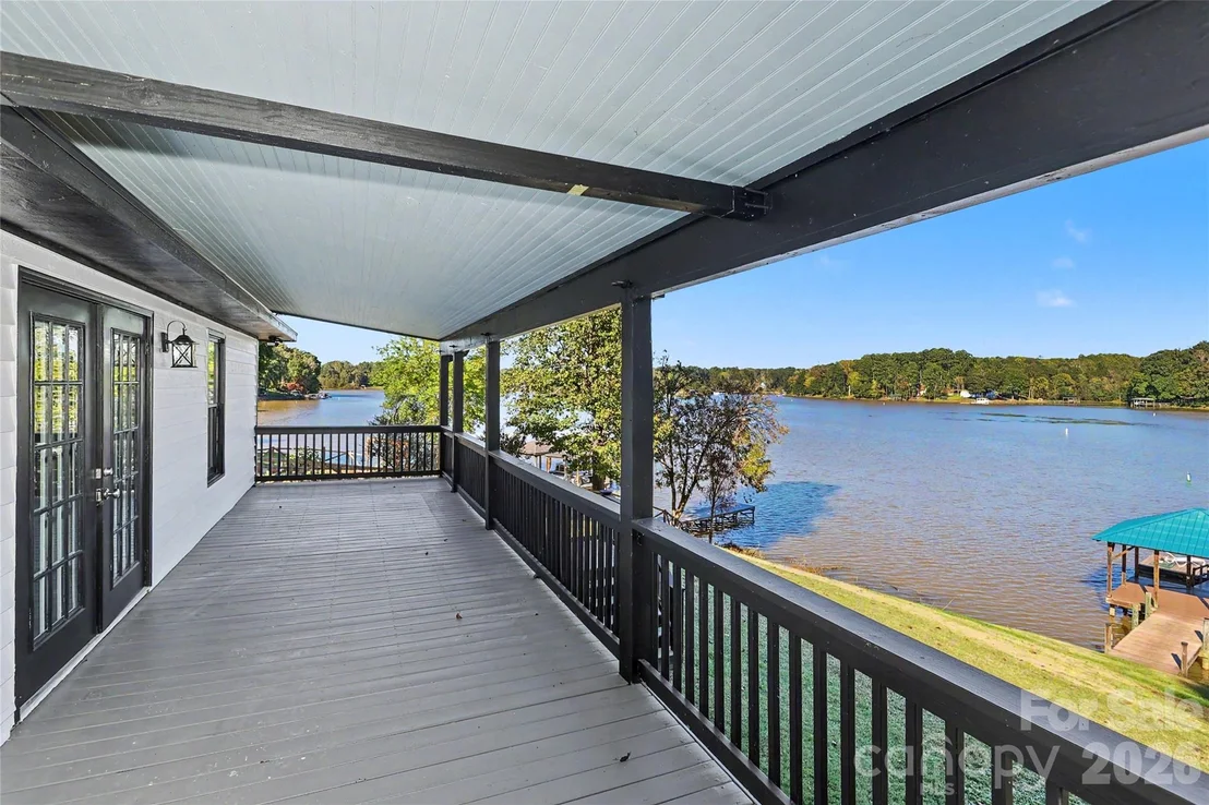 Photo of 3121 Lakeside Circle