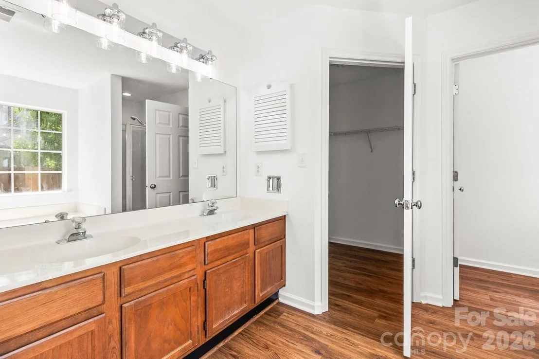 Photo of 739 Oakbluff Circle