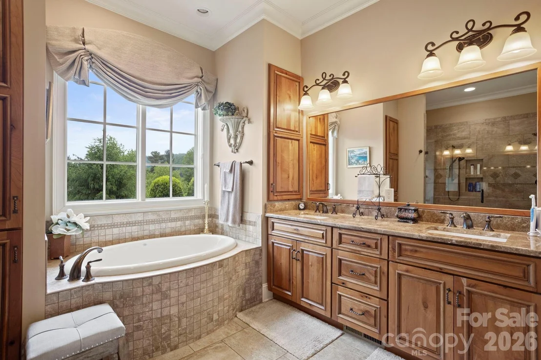 Photo of 390 Shipman Parkway