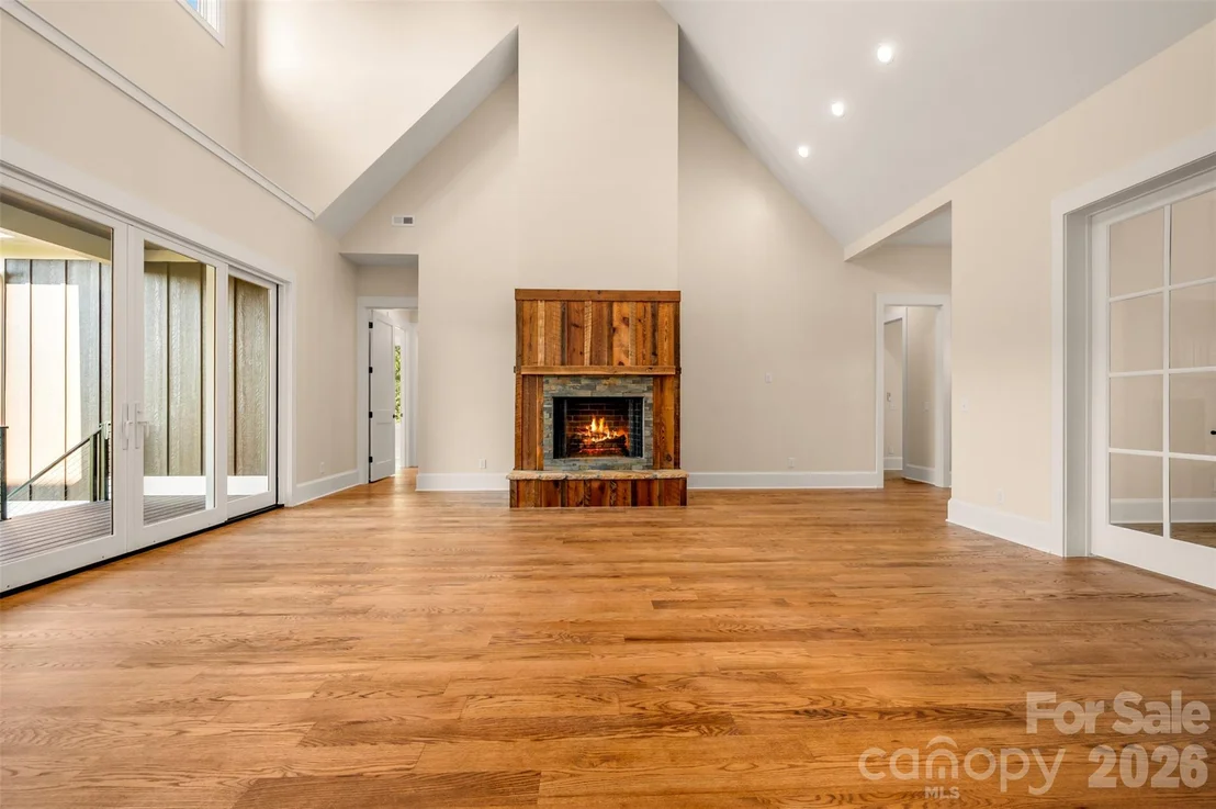 Photo of 978 Mapleton Lane