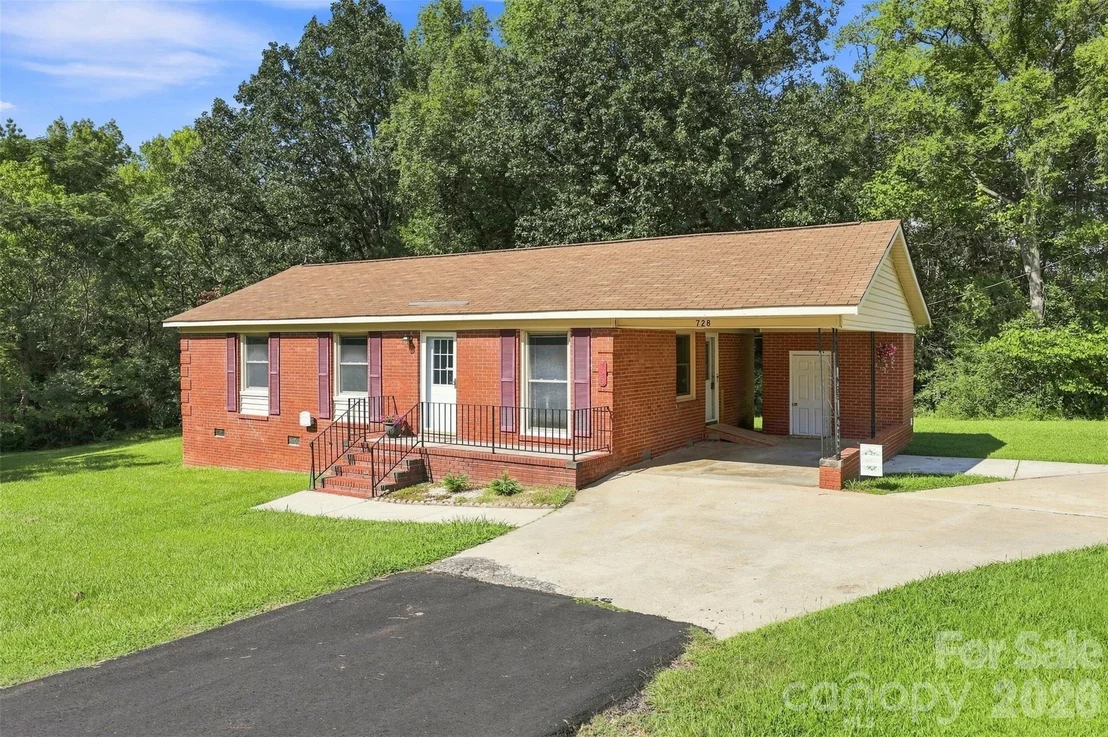 Photo of 728 Center Road