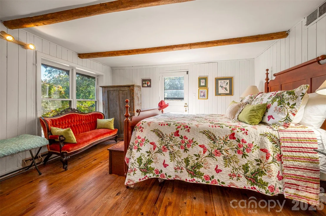 Photo of 936 Golden Road