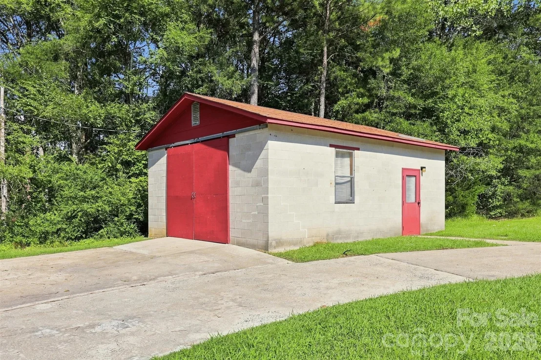 Photo of 728 Center Road