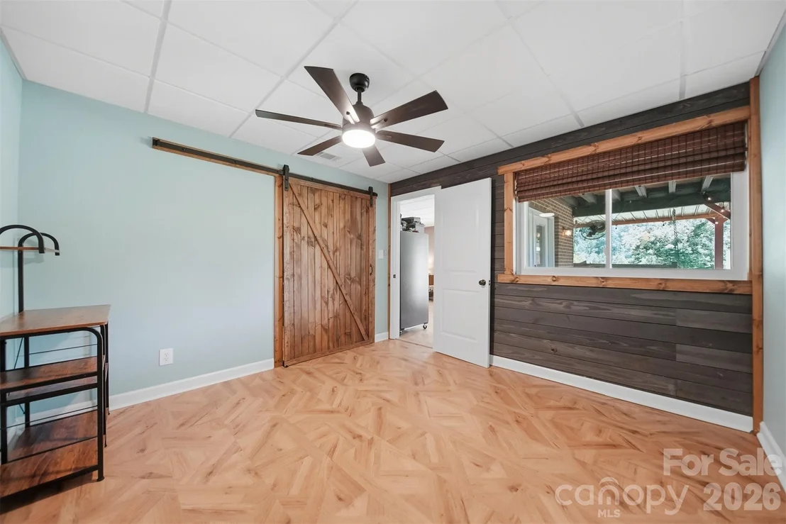 Photo of 2411 Robertson Lane