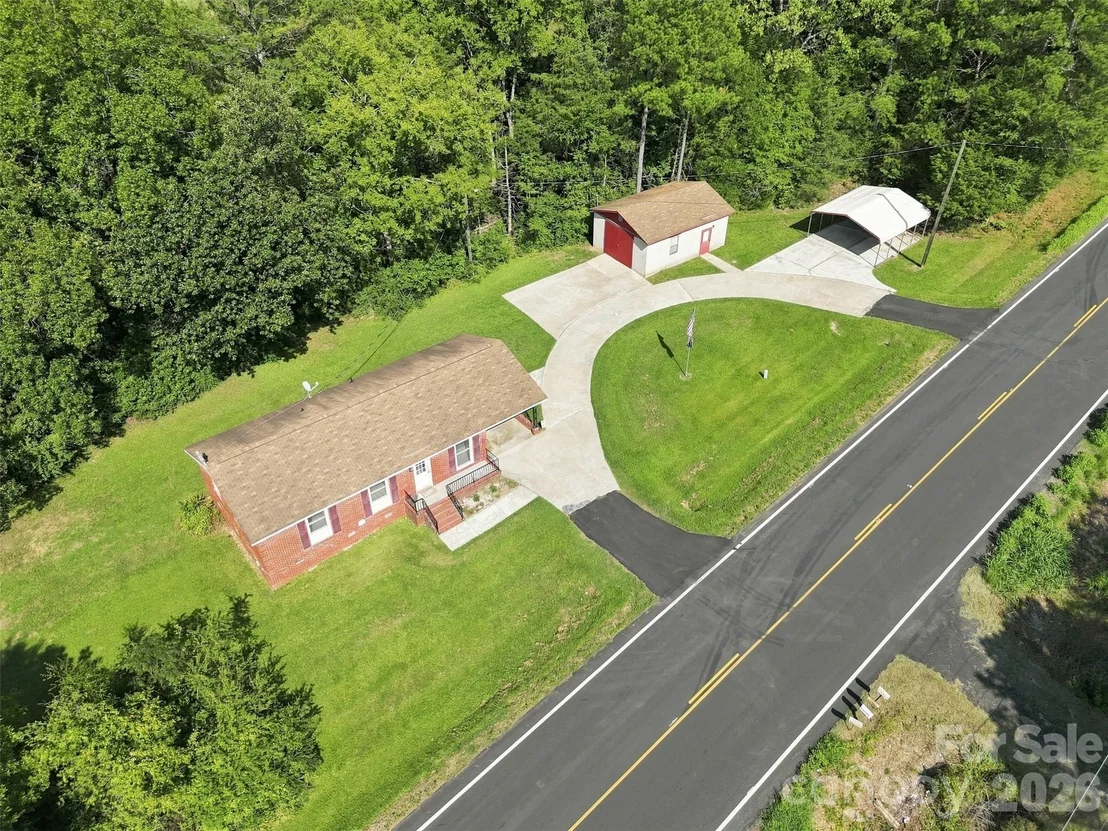 Photo of 728 Center Road