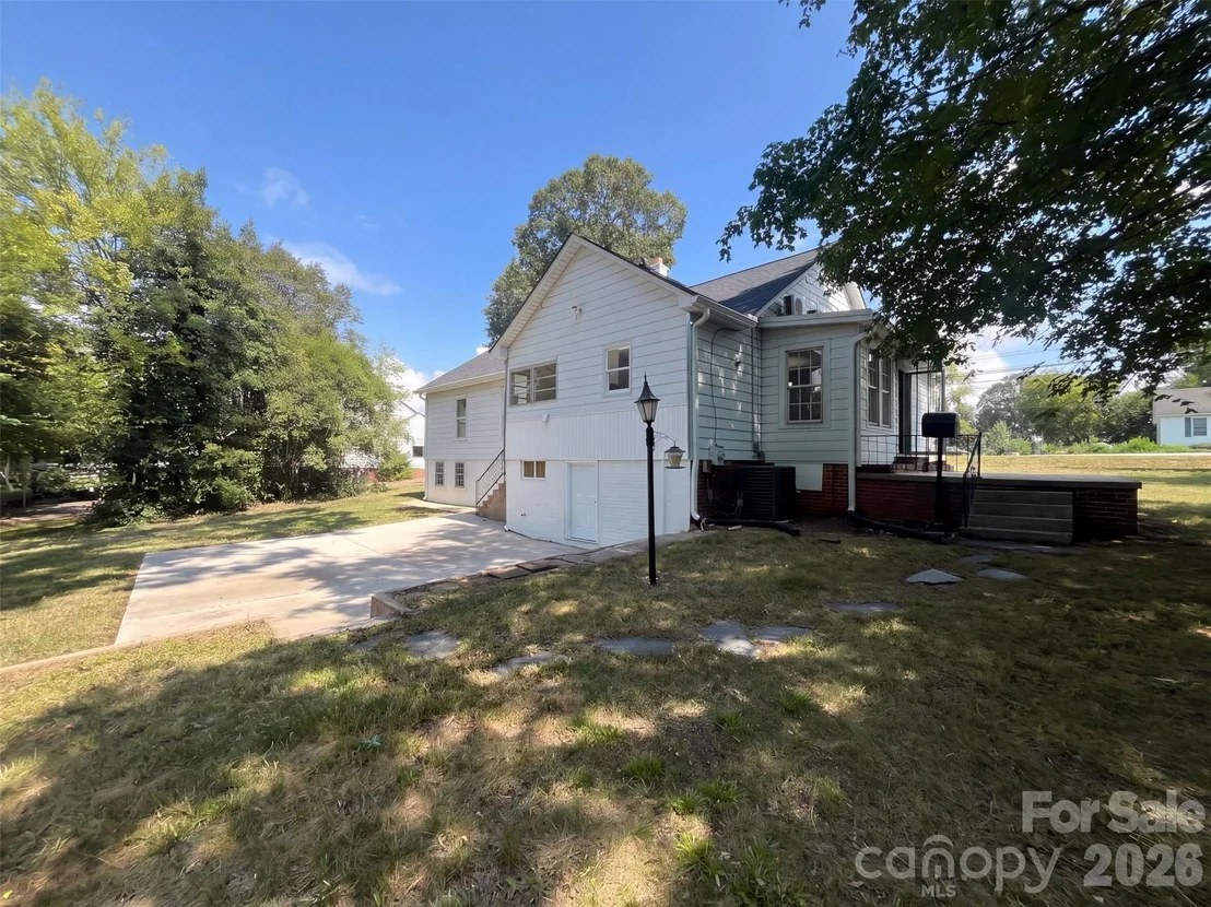 Photo of 905 3rd Street