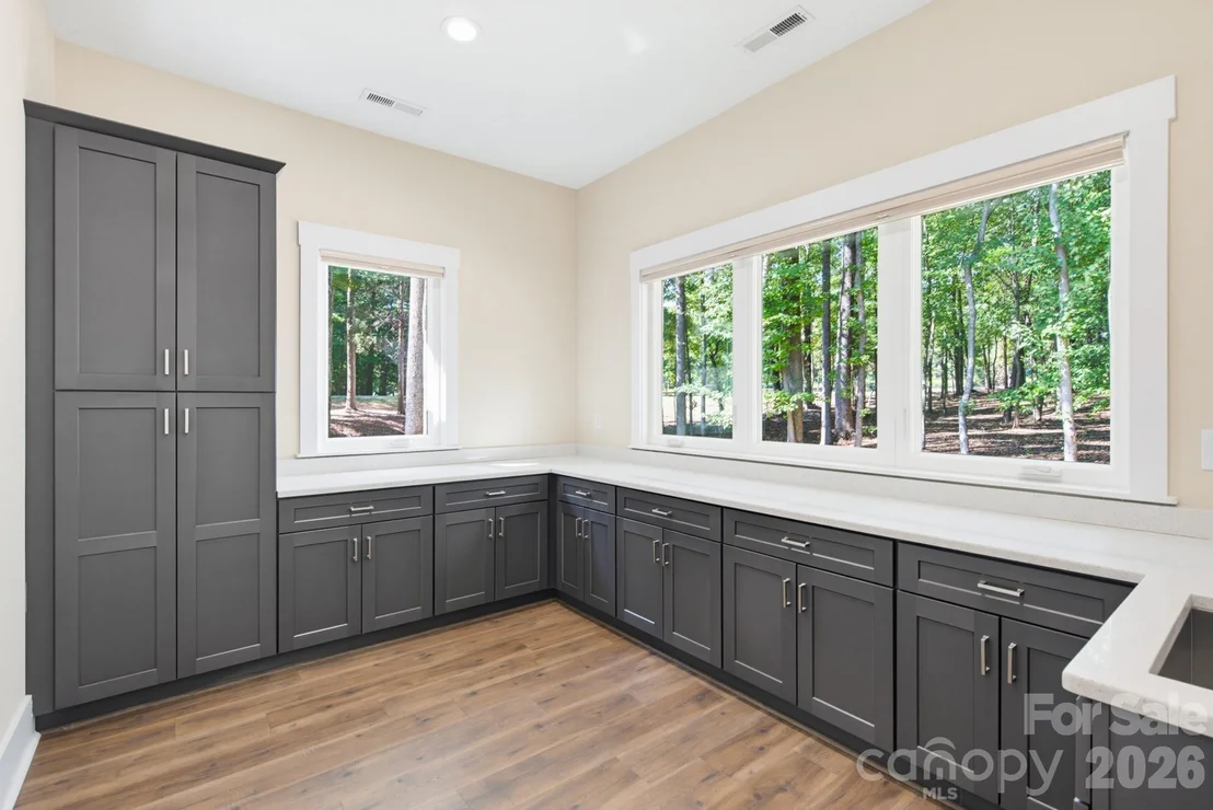 Photo of 2507 Forest Lawn Drive