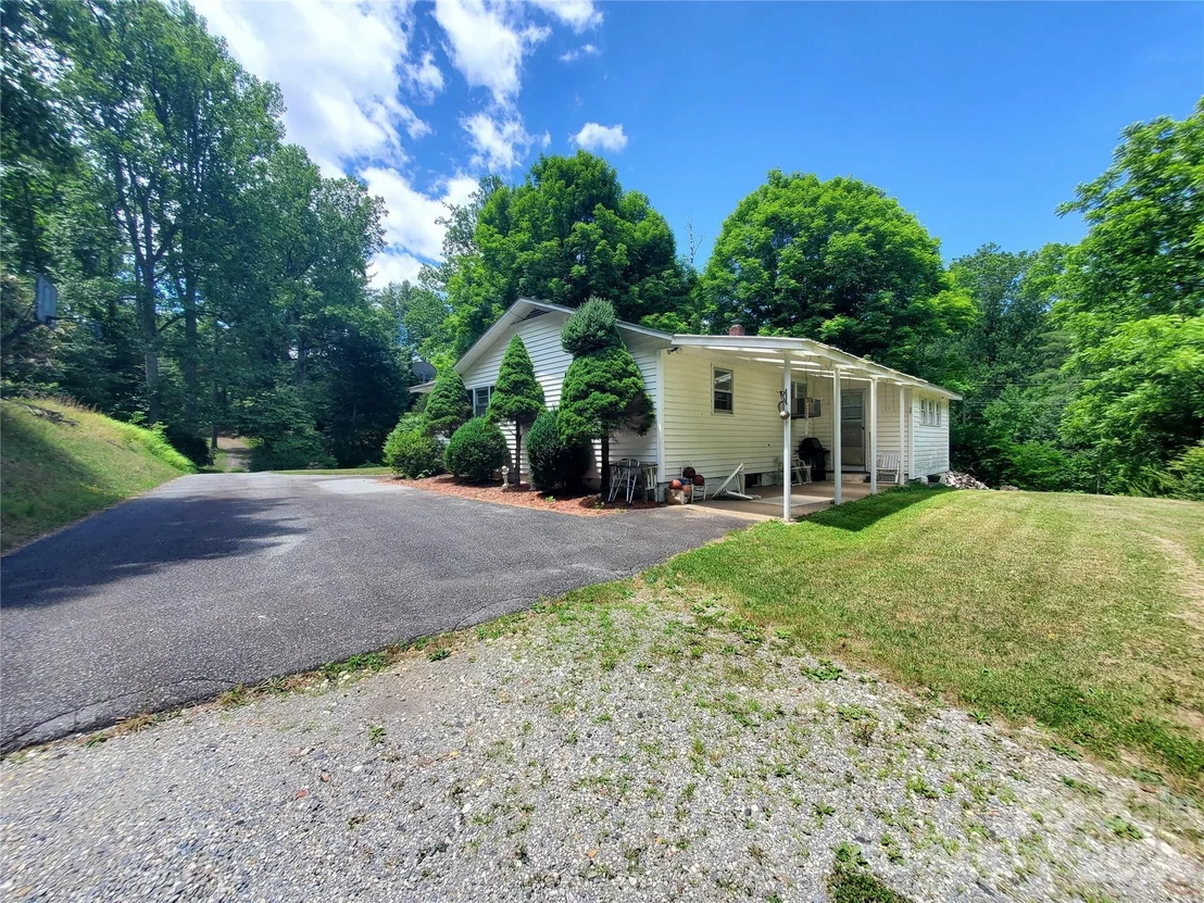 Photo of 886 Hanging Rock Road