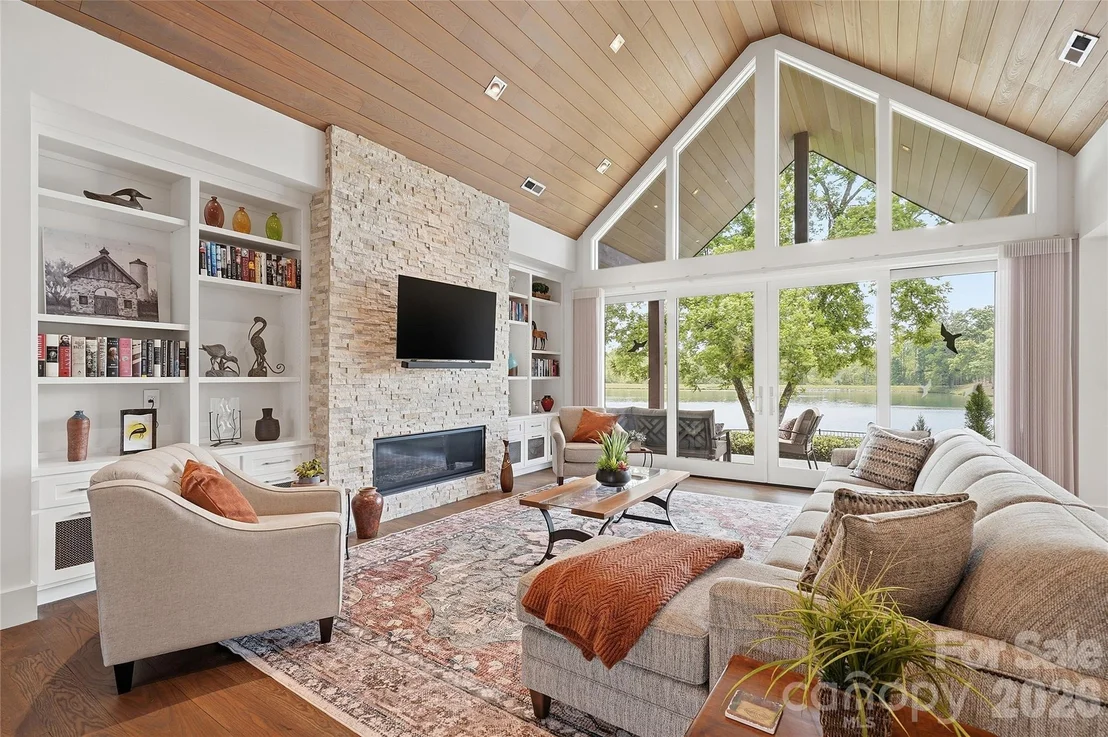 Photo of 984 Mapleton Lane