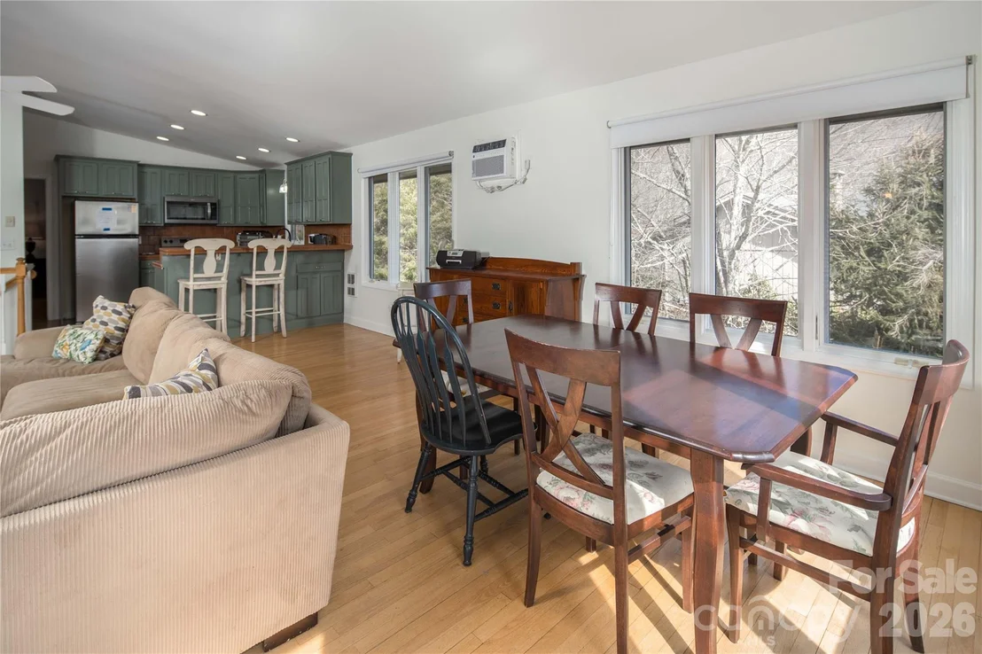 Photo of 1628 Skyland Drive