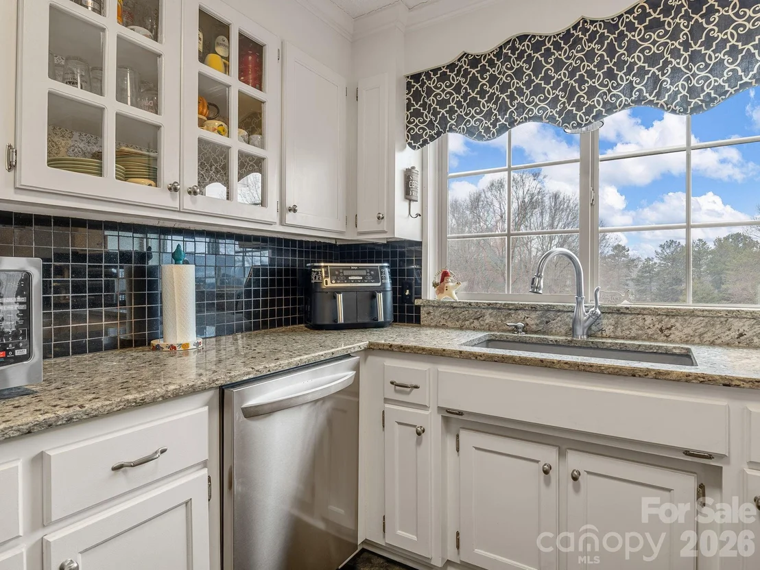 Photo of 1570 Roddy Road