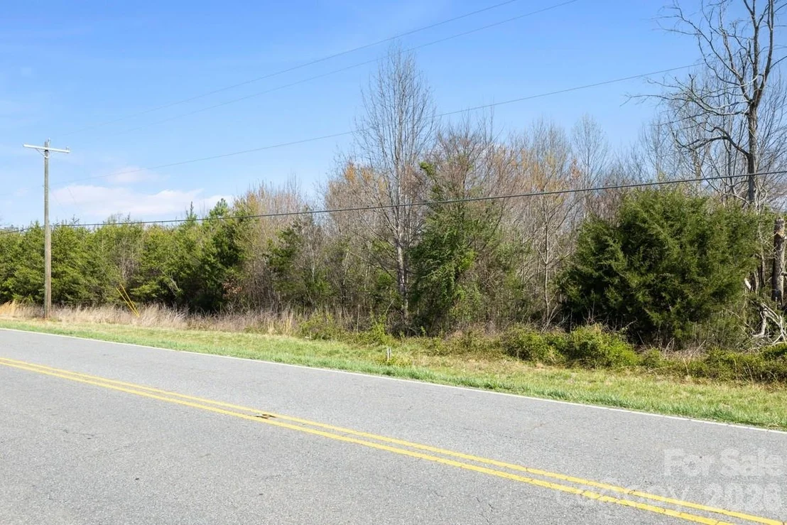 Photo of 879 E Memorial Highway