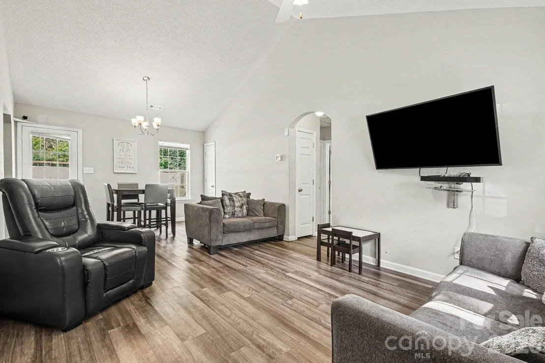 Photo of 1240 Log Cabin Road