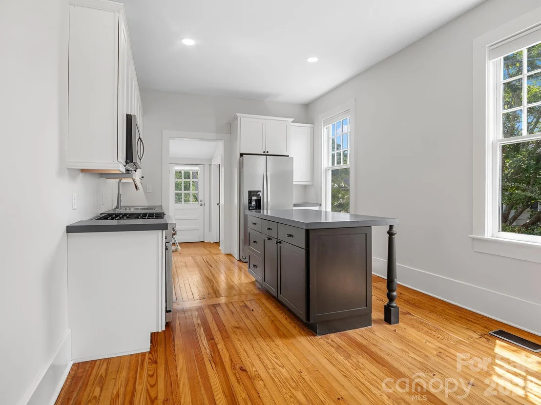 Photo of 143 Broadway Avenue