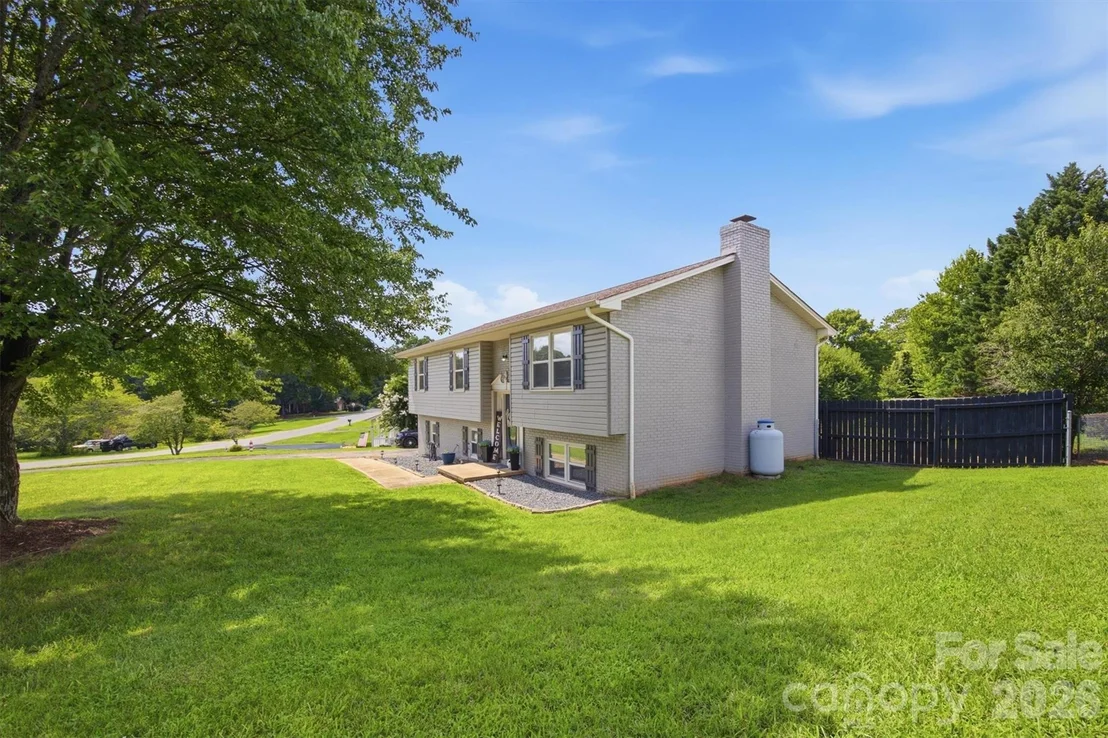 Photo of 1772 Woodridge Circle
