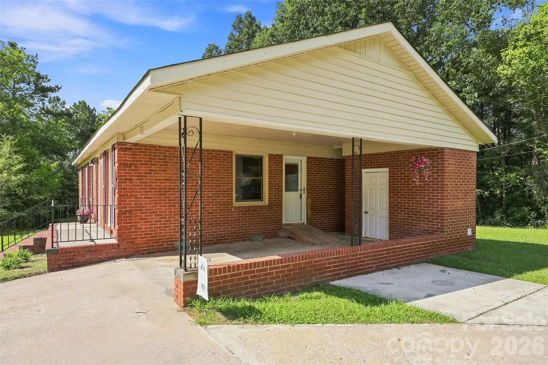 Photo of 728 Center Road