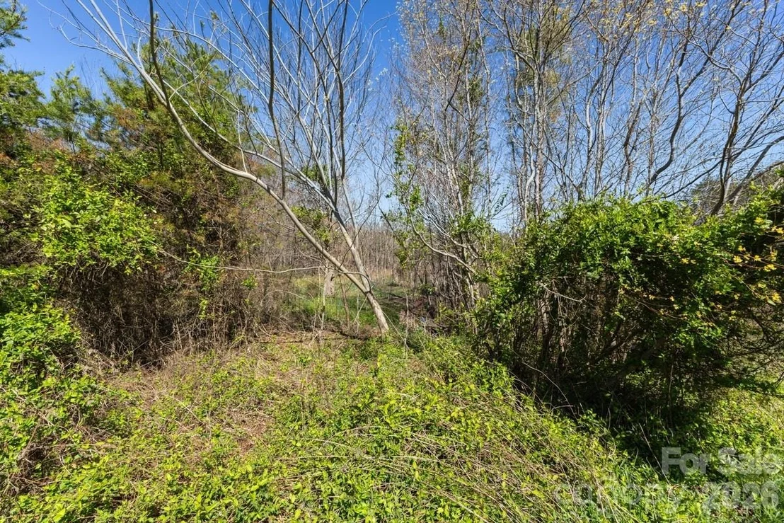 Photo of 879 E Memorial Highway
