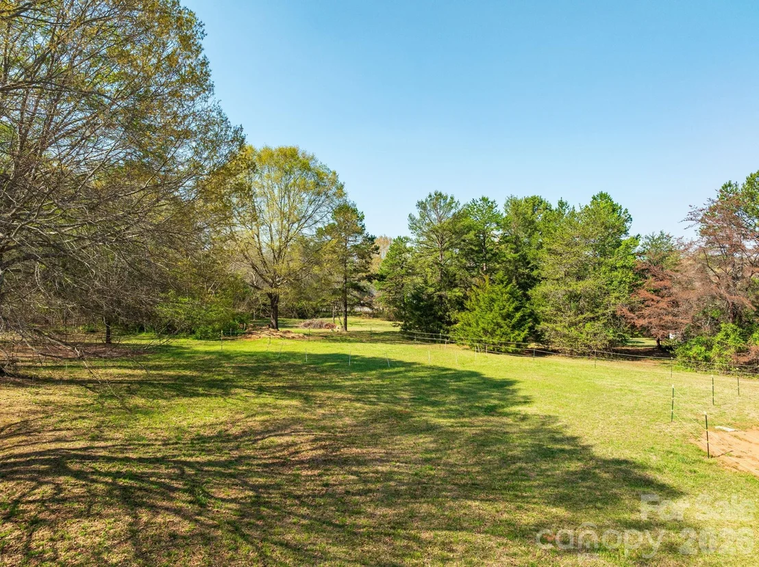 Photo of 1570 Roddy Road