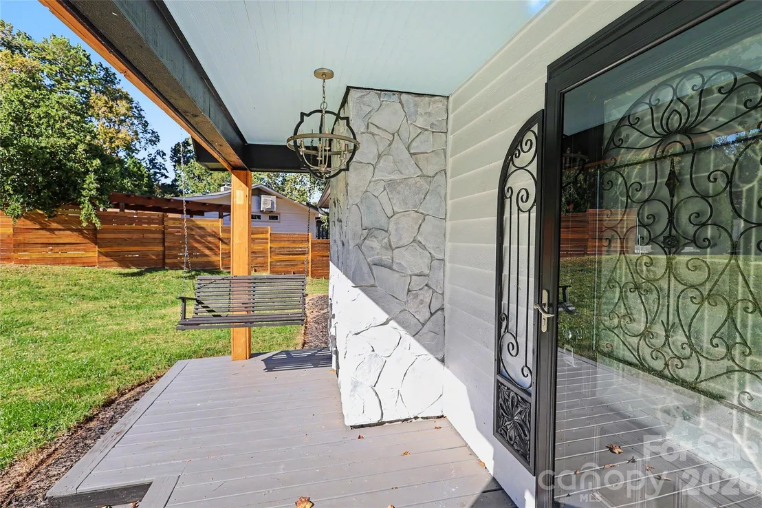 Photo of 3121 Lakeside Circle