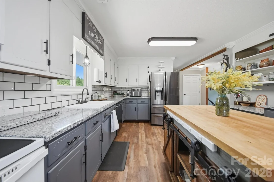 Photo of 2411 Robertson Lane