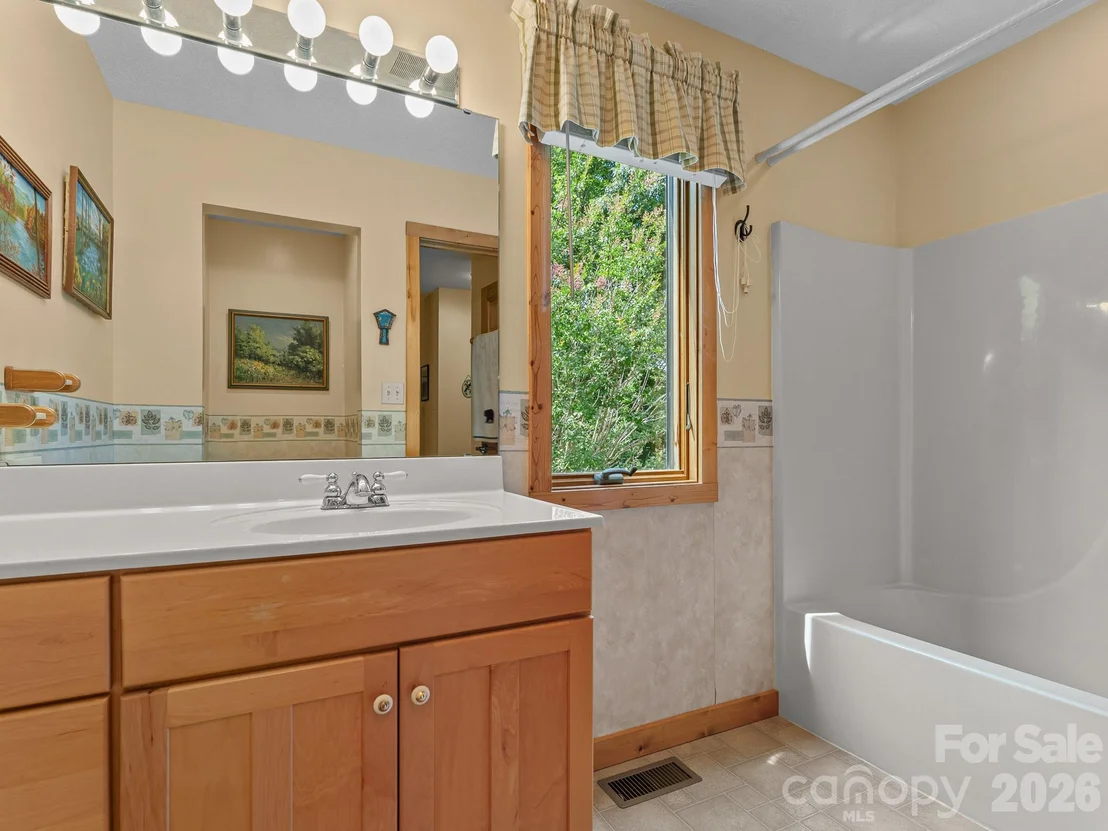 Photo of 620 Thunder Road