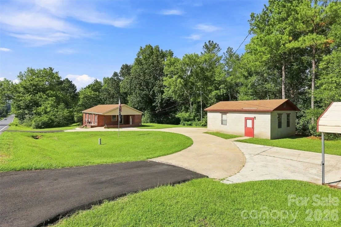 Photo of 728 Center Road