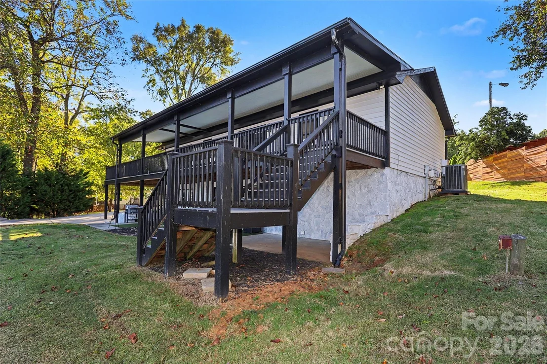 Photo of 3121 Lakeside Circle