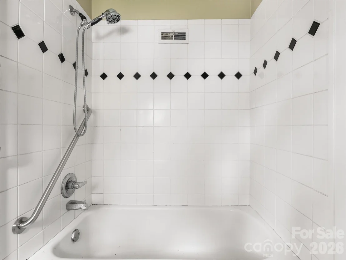 Photo of 646 Marsh Road