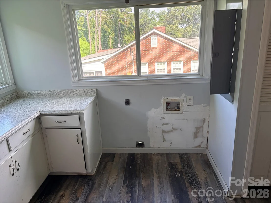 Photo of 711 Arthur Boulevard