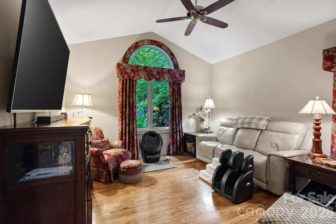 Photo of 209 Pineholt Lane