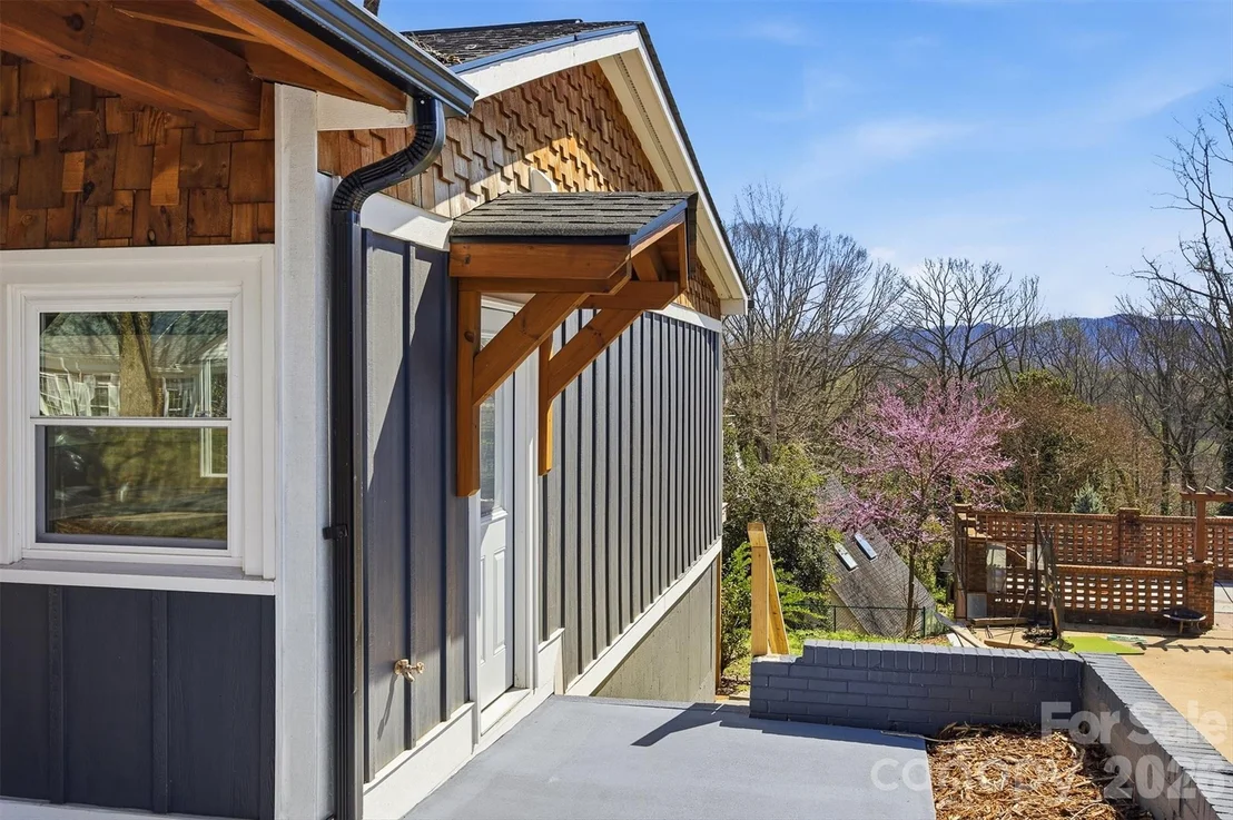 Photo of 223 W Park Drive