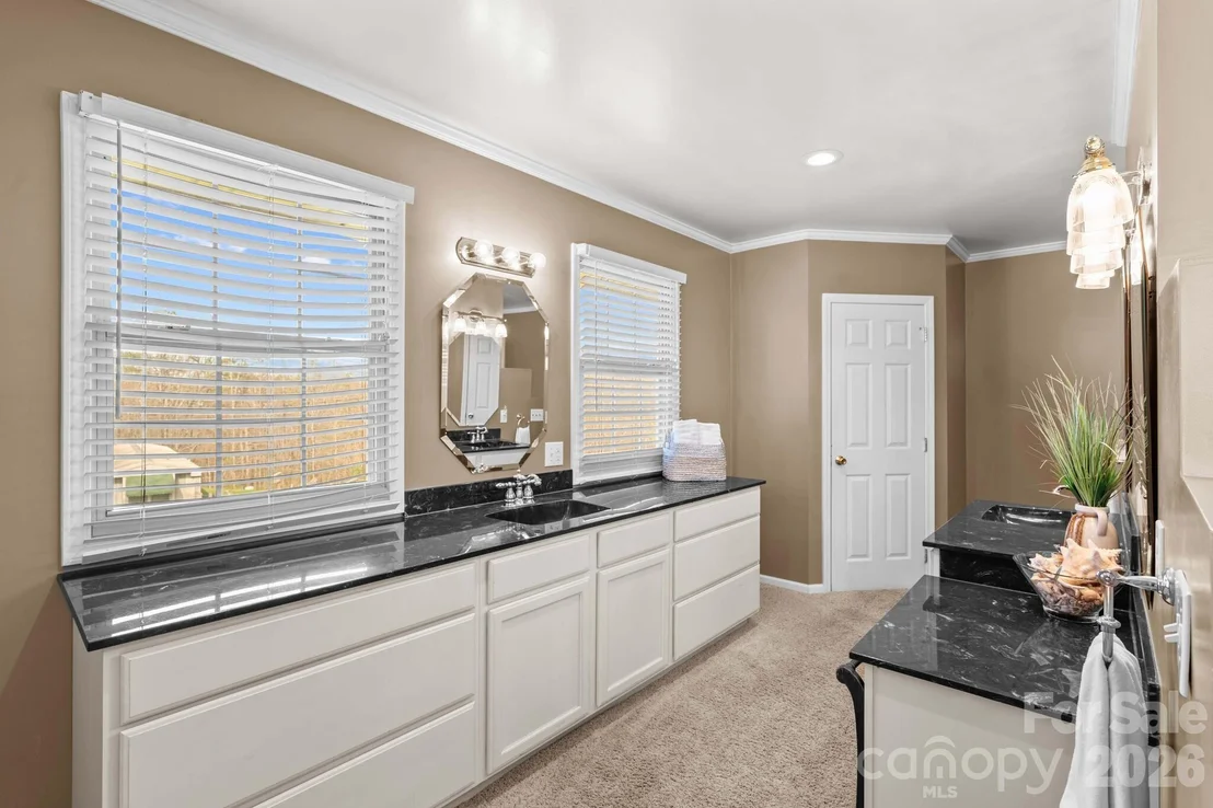 Photo of 5075 Lakeview Drive