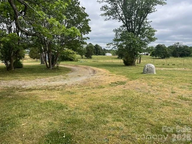 Photo of 304 Floyd Blackwell Road
