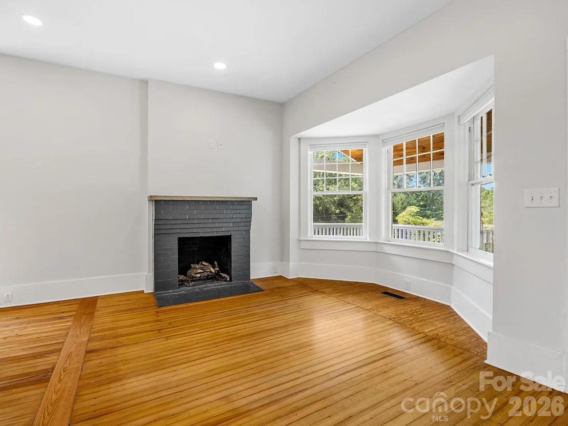 Photo of 143 Broadway Avenue