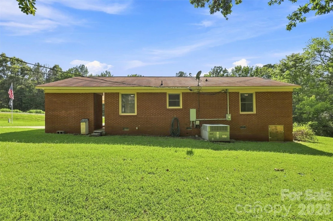 Photo of 728 Center Road
