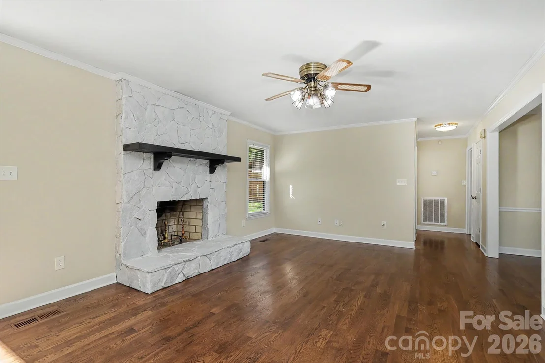 Photo of 3121 Lakeside Circle