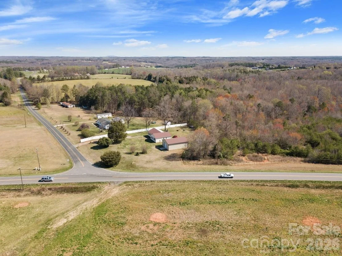 Photo of 879 E Memorial Highway