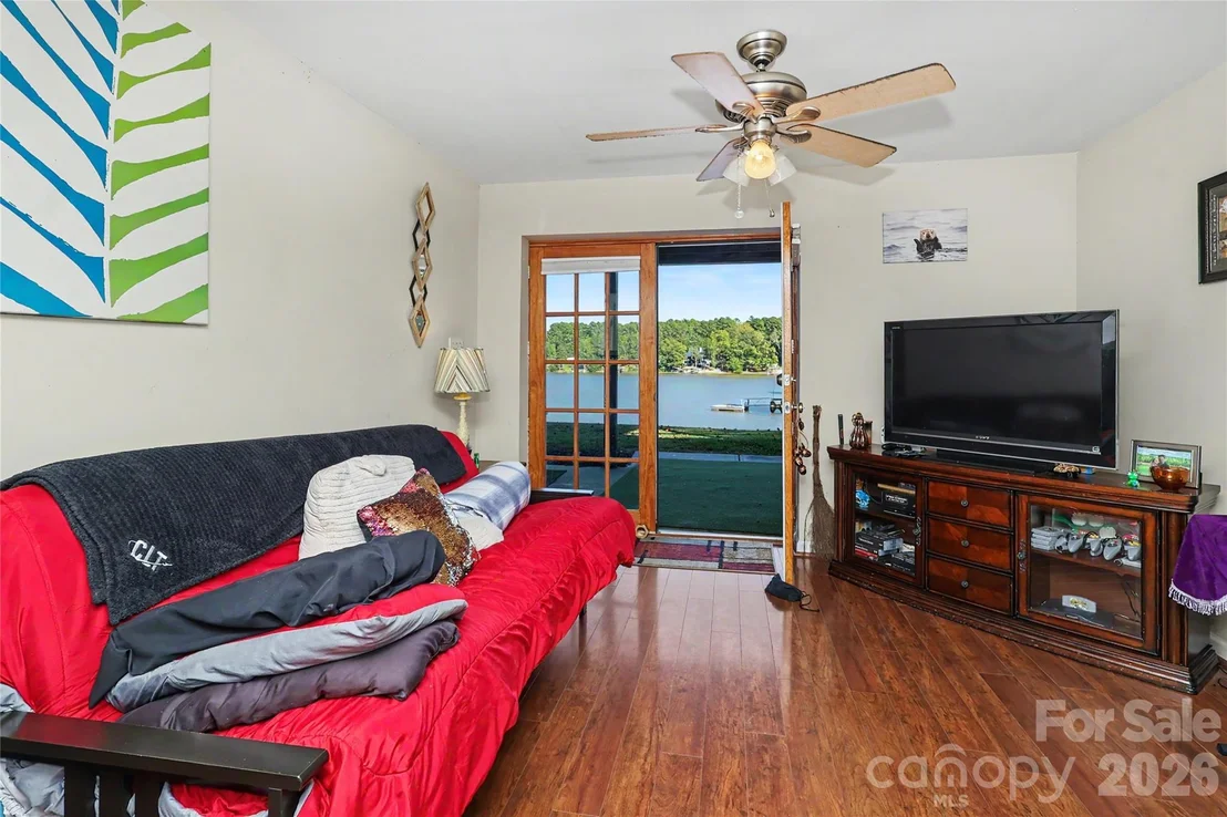 Photo of 3121 Lakeside Circle