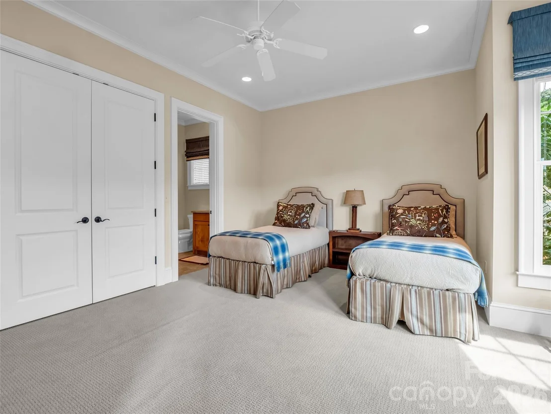 Photo of 565 Chestertown Drive