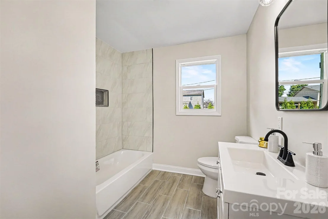 Photo of 1902 19th Avenue NE