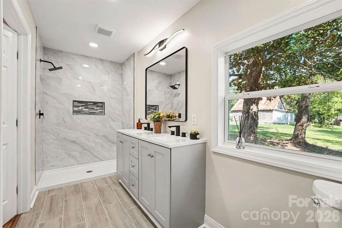 Photo of 1902 19th Avenue NE