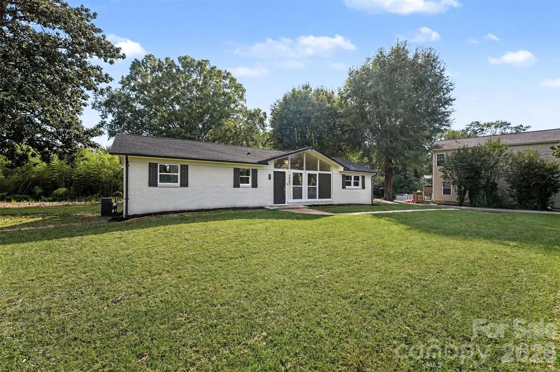 Photo of 1902 19th Avenue NE